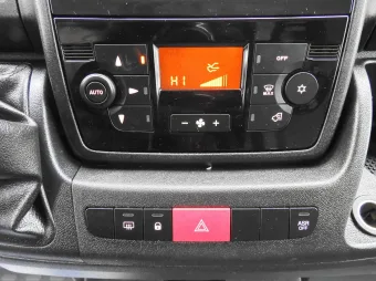 Fiat Ducato skrzynia plandeka 10 palet 180KM N95475 - konsola środkowa