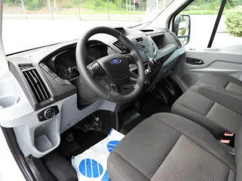 Ford Transit furgon chłodnia 105KM U43031 - srodek