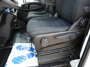 Iveco Daily doka skrzynia 120KM 390208 - detal