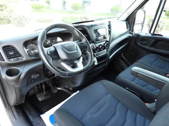 Iveco Daily doka skrzynia 140KM 351063 - srodek