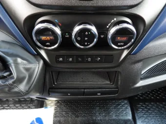 Iveco Daily doka skrzynia 160KM 434738 - wnetrze
