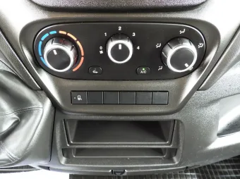 Iveco Daily skrzynia plandeka 8 palet 180KM 473000 - konsola