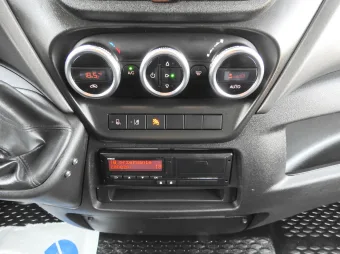 Iveco Daily kontener winda 14 palet 180KM 472522 - fotel kierowcy