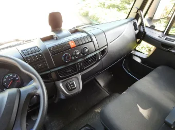 Iveco Eurocargo skrzynia plandeka 20 palet 220KM 3955 - wnetrze