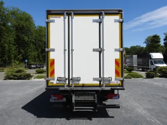 MAN Tgl kontener chłodnia 11 palet 180KM 358100 - bok tyl