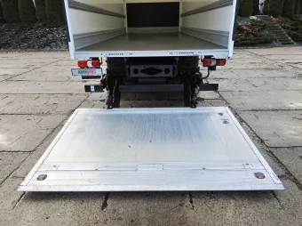 Mercedes Atego kontener winda 18 palet 240KM 929526 - tyl zabudowy
