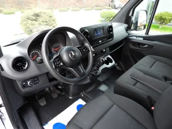 Mercedes Sprinter kontener chłodnia 140KM 001469 - srodek