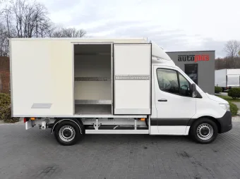 Mercedes Sprinter kontener chłodnia 140KM 001469 - zaladunek