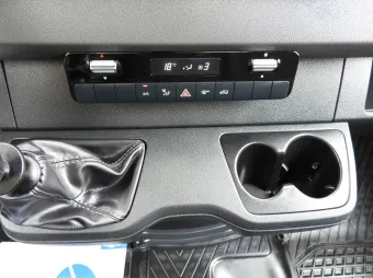Mercedes Sprinter skrzynia 8 palet 150KM 199453 - wnetrze