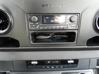 Mercedes Sprinter skrzynia 8 palet 150KM 199453 - wnetrze