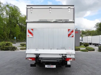 Mercedes Sprinter skrzynia plandeka 8 palet 160KM 003300 - bok tyl