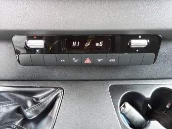 Mercedes Sprinter skrzynia plandeka 8 palet 160KM 003300 - detal