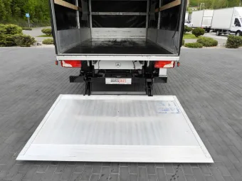 Mercedes Sprinter skrzynia plandeka 8 palet 160KM 003300 - kokpit