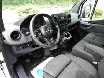Mercedes Sprinter skrzynia plandeka 8 palet 160KM 003300 - srodek