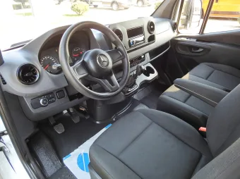 Mercedes Sprinter skrzynia plandeka 10 palet 165KM 086618 - srodek