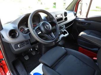 Mercedes Sprinter skrzynia plandeka 8 palet 160KM 175430 - srodek