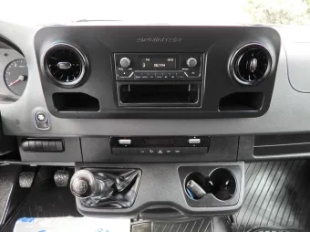 Mercedes Sprinter skrzynia plandeka 8 palet 160KM 003300 - wnetrze