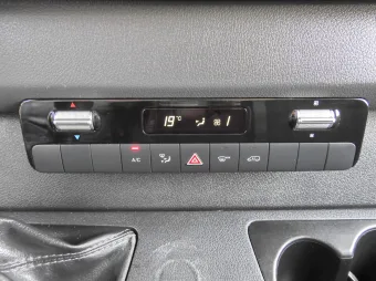 Mercedes Sprinter skrzynia plandeka 10 palet 165KM 086618 - wnetrze