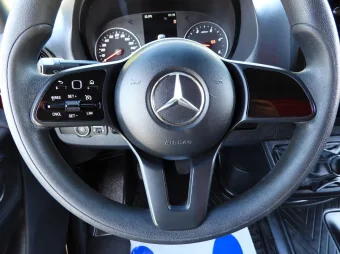Mercedes Sprinter skrzynia plandeka 8 palet 160KM 175430 - wnetrze