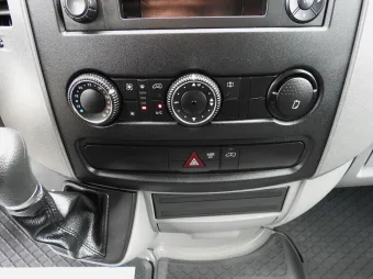 Mercedes Sprinter wywrotka trojstronna 160KM 4186 - wnetrze