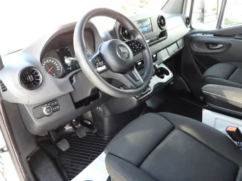 Mercedes Sprinter skrzynia plandeka 8 palet 170KM 143218 - srodek