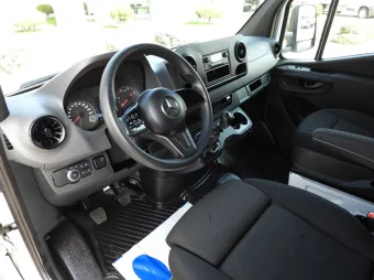 Mercedes Sprinter skrzynia plandeka 8 palet 170KM 211097 - srodek