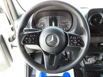 Mercedes Sprinter skrzynia plandeka 8 palet 170KM 143218 - wnetrze