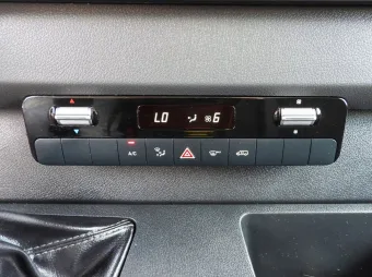 Mercedes Sprinter wywrotka 140KM 140035 - wnetrze