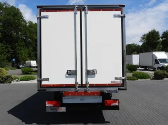 Mercedes Sprinter kontener chłodnia 8 palet 160KM 128595 - bok tyl