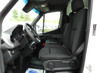 Mercedes Sprinter wywrotka 160KM 111731 - siedzenia