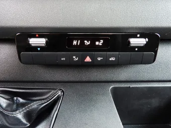 Mercedes Sprinter wywrotka 165KM 010485 - wnetrze