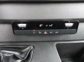 Mercedes Sprinter doka skrzynia 160KM 045542 - detal wnętrza
