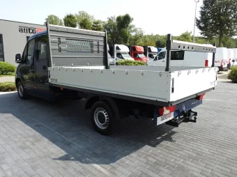 Mercedes Sprinter doka skrzynia 160KM 045542 - tył środek zabudowy