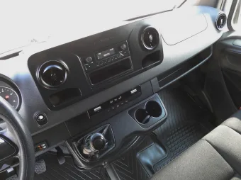 Mercedes Sprinter furgon chłodnia 140KM 014823 - konsola