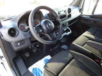 Mercedes Sprinter furgon chłodnia 140KM 014823 - srodek