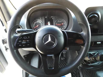 Mercedes Sprinter furgon chłodnia 140KM 014823 - wnetrze