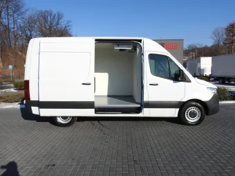 Mercedes Sprinter furgon chłodnia 140KM 014823 - zaladunek