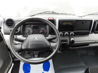 Mitsubishi Canter wywrotka 150KM D13361 - wnetrze