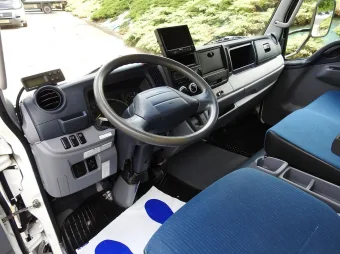 Mitsubishi Canter kontener chłodnia 14 palet 150KM 1866 - srodek