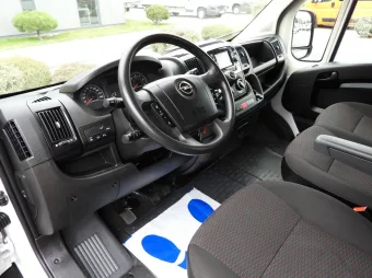 Opel Movano doka trojstronna 140KM V77185 - srodek
