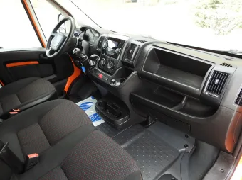 Peugeot Boxer doka skrzynia 140KM N56224 - widok wnętrza
