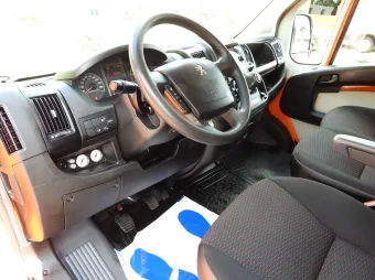 Peugeot Boxer doka skrzynia 130KM K57398 - srodek