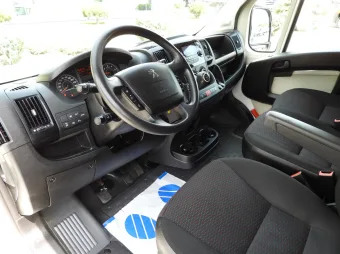 Peugeot Boxer furgon chłodnia 130KM G23135 - srodek
