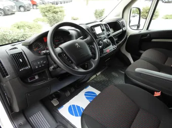 Peugeot Boxer furgon chłodnia 135KM S45902 - srodek