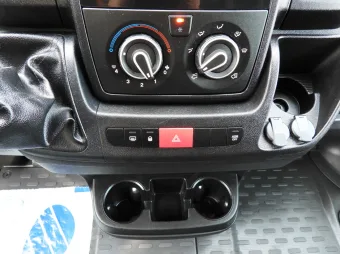 Peugeot Boxer furgon chłodnia 130KM G23135 - wnetrze