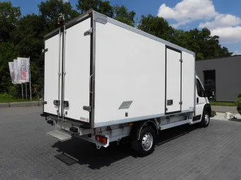 Peugeot Boxer kontener chłodnia 8 palet 165KM R53545 - bok zabudowy