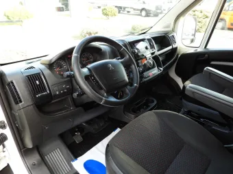 Peugeot Boxer skrzynia plandeka 8 palet 165KM R30116 - srodek