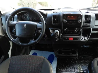 Peugeot Boxer skrzynia plandeka 8 palet 165KM R30116 - wnetrze