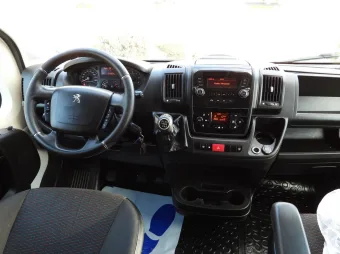 Peugeot Boxer skrzynia plandeka 8 palet 165KM R30116 - wyposazenie