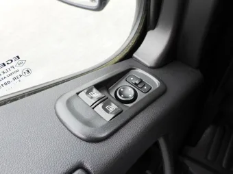 Renault Master furgon chłodnia 135KM 884819 - fotele